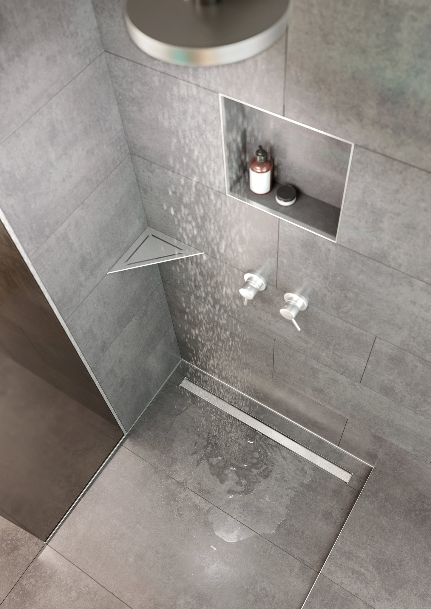 Bild einer Dusche mit eingebauter Duschablage Nova und Duschrinne Artstream.