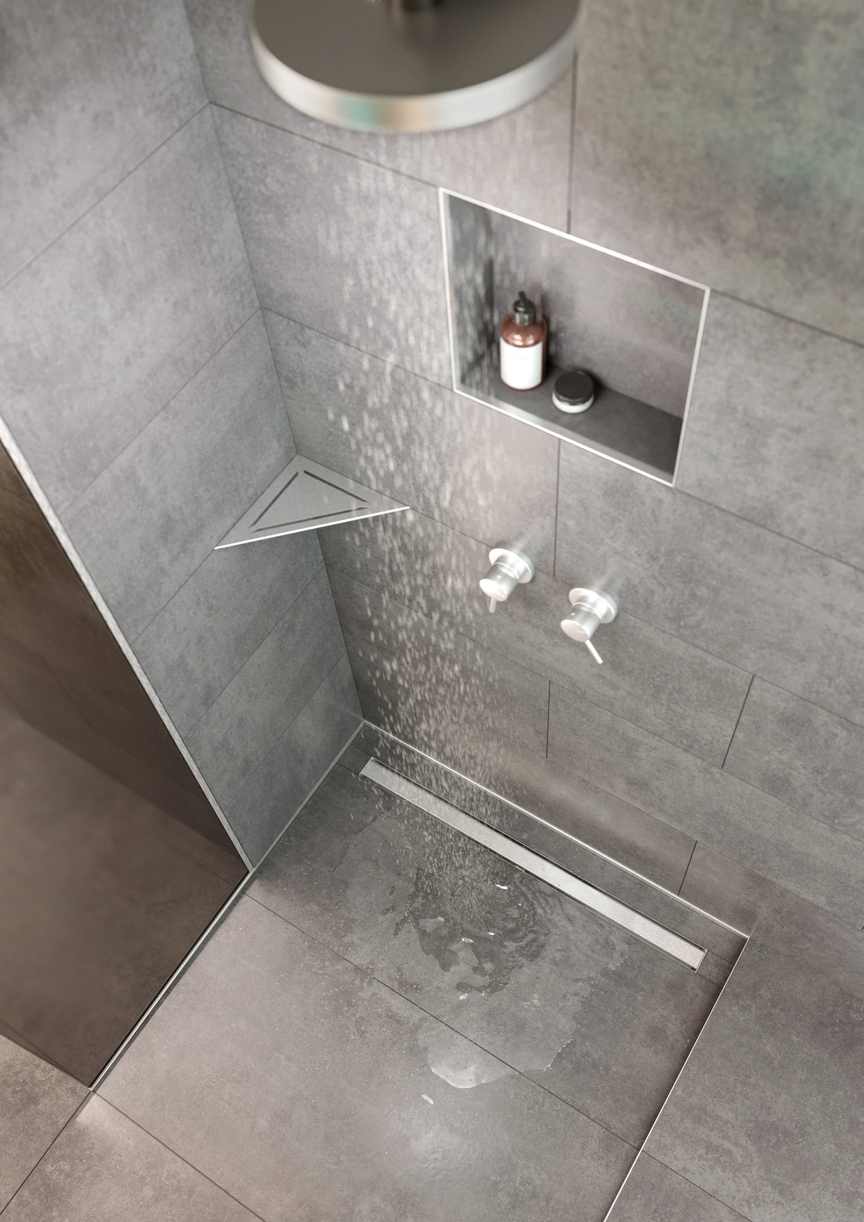 Bild einer Dusche mit eingebauter Duschablage Nova und Duschrinne Artstream.