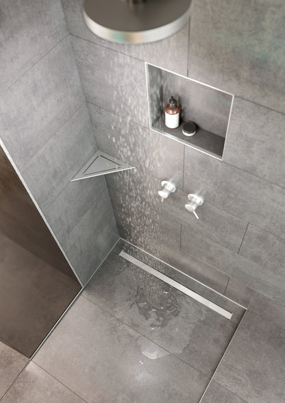 Bild einer Dusche mit eingebauter Duschablage Nova und Duschrinne Artstream.