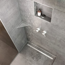 Bild einer Dusche mit eingebauter Duschablage Nova und Duschrinne Artstream.
