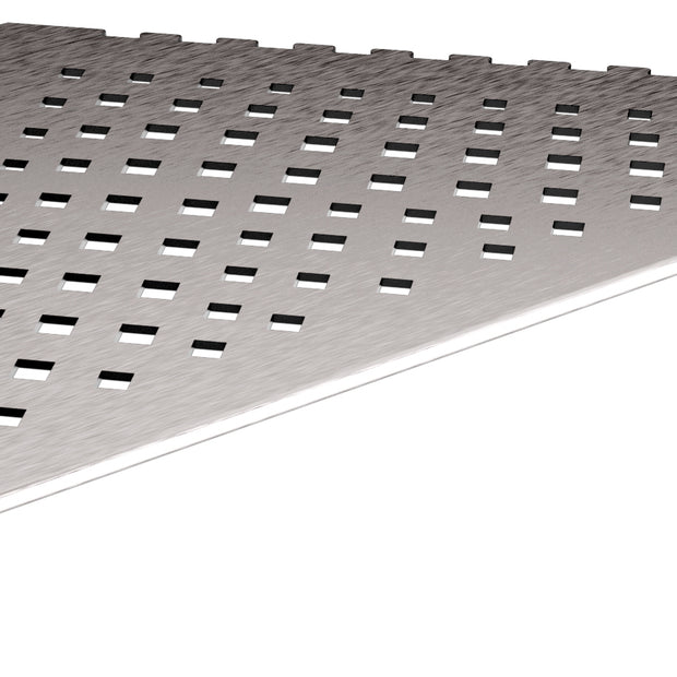 in die Fliesenfuge einschiebbare Duschablage aus Edelstahl geschliffen. Stärke 1 mm. Design mit eckigen Löchern, unregelmäßig angeordnet. Sicht seitlich von vorne.