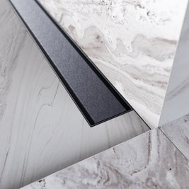 Nahaufnahme der anthrazit geschliffenen Edelstahl-Oberfläche der ARTstream Duschrinne, langlebig und pflegeleicht