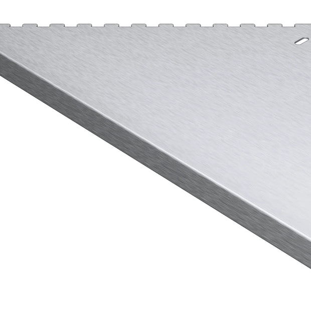 Duschablage Natura für in die Fliesenfuge einschiebbare Duschablage aus Edelstahl geschliffen. Stärke 1 mm. Befliesbar mit Aufkantung 11 mm. Sicht seitlich von vorne links.