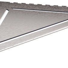 in die Fliesenfuge einschiebbare Duschablage Nova aus Edelstahl geschliffen. Stärke 1 mm. Design mit dreieckig angeordneten Schlitzen. Sicht seitlich von links.