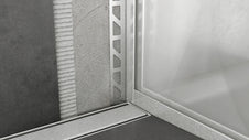 U-Glasträgerprofil im Ausschnitt mit Dsuchrinne und Boden-Glasprofil im eingebauten Zustand.