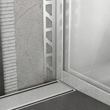 U-Glasträgerprofil im Ausschnitt mit Dsuchrinne und Boden-Glasprofil im eingebauten Zustand.