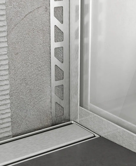 U-Glasträgerprofil im Ausschnitt mit Dsuchrinne und Boden-Glasprofil im eingebauten Zustand.