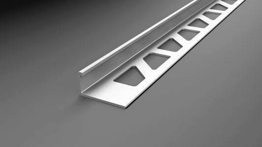 Aluminium-Fliesenprofil in L-Form in der Oberfläche silber eloxiert mit gestanztem Schenkel.