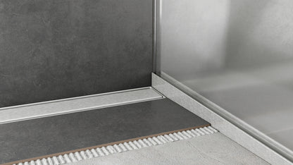 Boden-Glasträgerprofil mit Duschrinne im eingebauten Zustand.