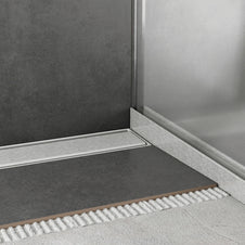 Boden-Glasträgerprofil mit Duschrinne im eingebauten Zustand.