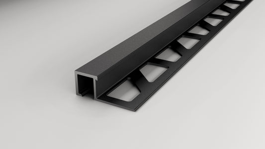 Aluminium-Fliesenprofil in Quadratoptik in der Oberfläche schwarz pulverbeschichtet mit gestanztem Schenkel.
