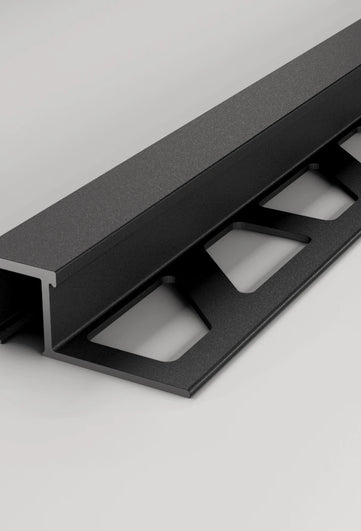 Aluminium-Quadratprofil in der Oberfläche schwarz pulverbeschichtet mit gestanztem Schenkel.