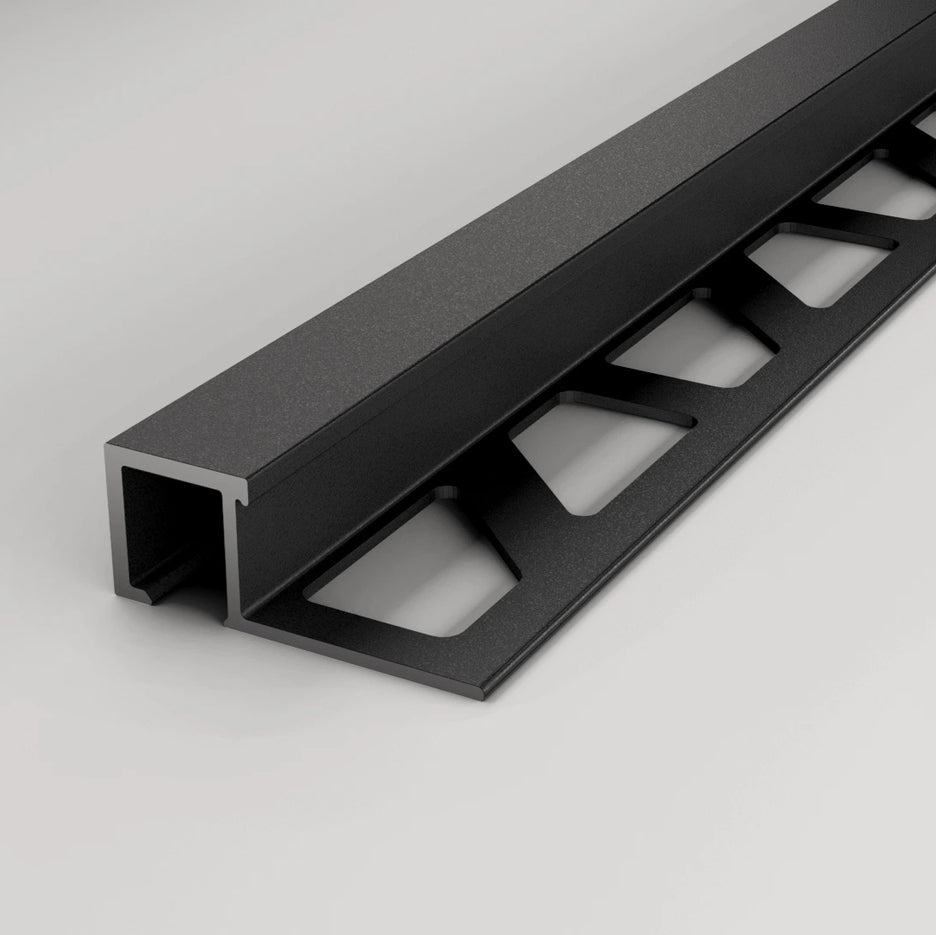 Aluminium-Quadratprofil in der Oberfläche schwarz pulverbeschichtet mit gestanztem Schenkel.