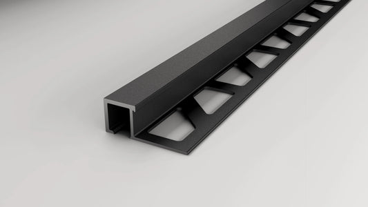 Aluminium-Quadratprofil in der Oberfläche schwarz pulverbeschichtet mit gestanztem Schenkel.