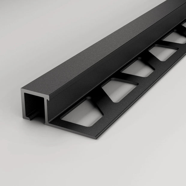 Aluminium-Quadratprofil in der Oberfläche schwarz pulverbeschichtet mit gestanztem Schenkel.