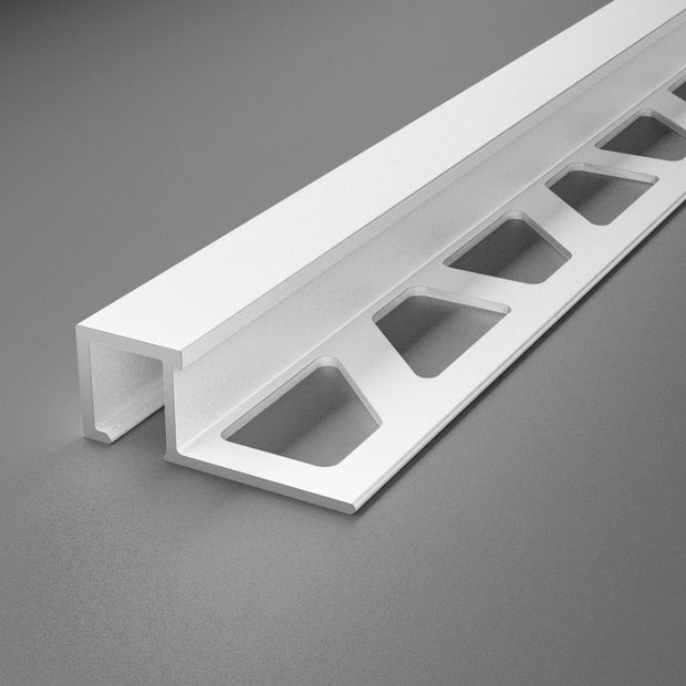 Aluminium-Quadratprofil in der Oberfläche weiß pulverbeschichtet mit gestanztem Schenkel.