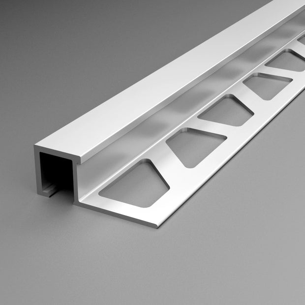 Aluminium-Quadratprofil in der Oberfläche silber eloxiert mit gestanztem Schenkel.