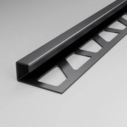 Edelstahl-Quadratprofil in der Oberfläche anthrazit geschliffen mit gestanztem Schenkel.