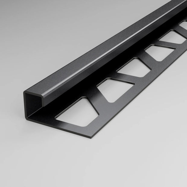 Edelstahl-Quadratprofil in der Oberfläche anthrazit geschliffen mit gestanztem Schenkel.