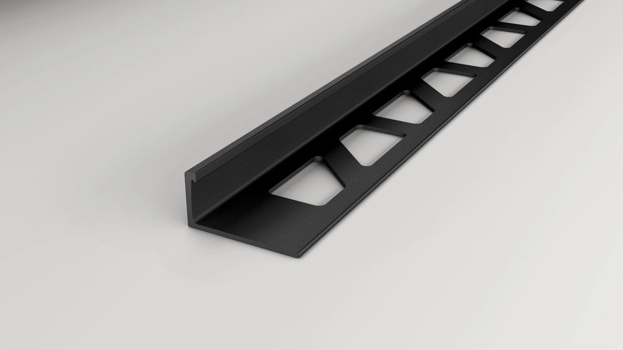 Aluminium-Winkelprofil in der Oberfläche schwarz pulverbeschichtet mit gestanztem Schenkel.