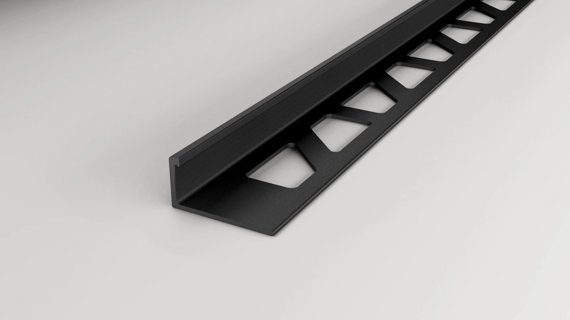 Aluminium-Winkelprofil in der Oberfläche schwarz pulverbeschichtet mit gestanztem Schenkel.