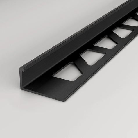 Aluminium-Winkelprofil in der Oberfläche schwarz pulverbeschichtet mit gestanztem Schenkel.