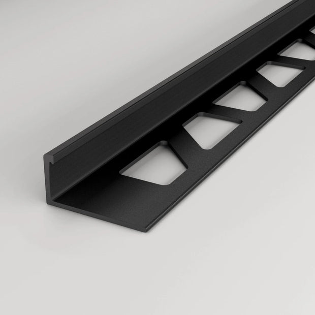 Aluminium-Winkelprofil in der Oberfläche schwarz pulverbeschichtet mit gestanztem Schenkel.