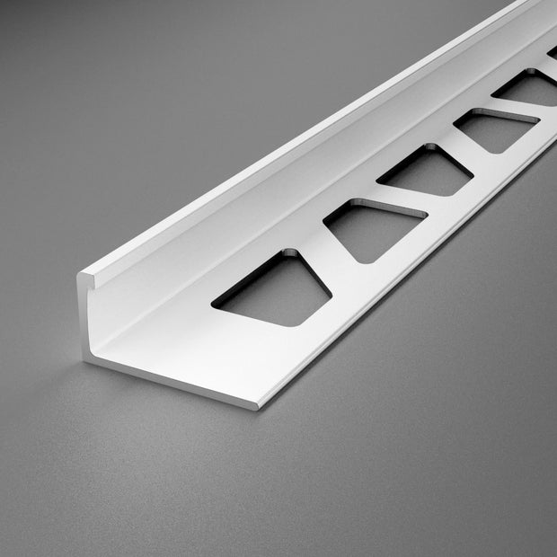 Aluminium-Winkelprofil in der Oberfläche weiß pulverbeschichtet mit gestanztem Schenkel.