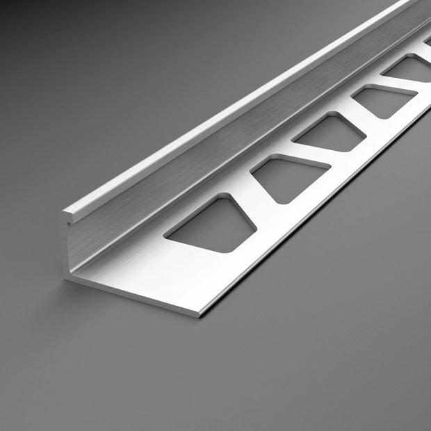 Aluminium-Winkelprofil in der Oberfläche silber eloxiert mit gestanztem Schenkel.