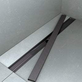 Gradlinige Edelstahl-Anthrazit-Optik der ARTstream Duschrinne als Alternative zum Fliesenfinish