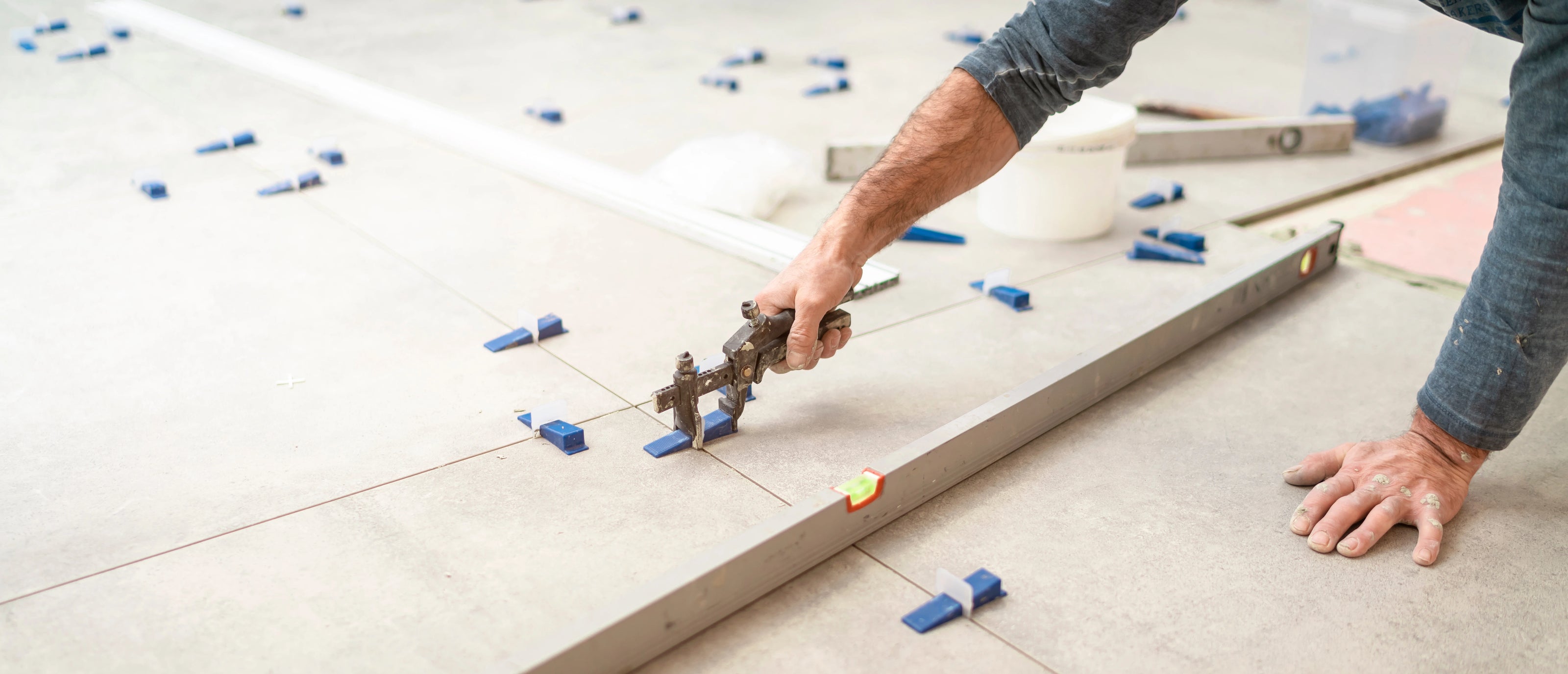 Keile werden in die Laschen eingedrückt