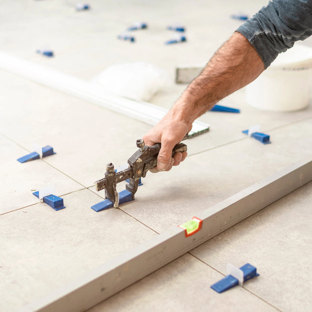 Keile werden in die Laschen eingedrückt