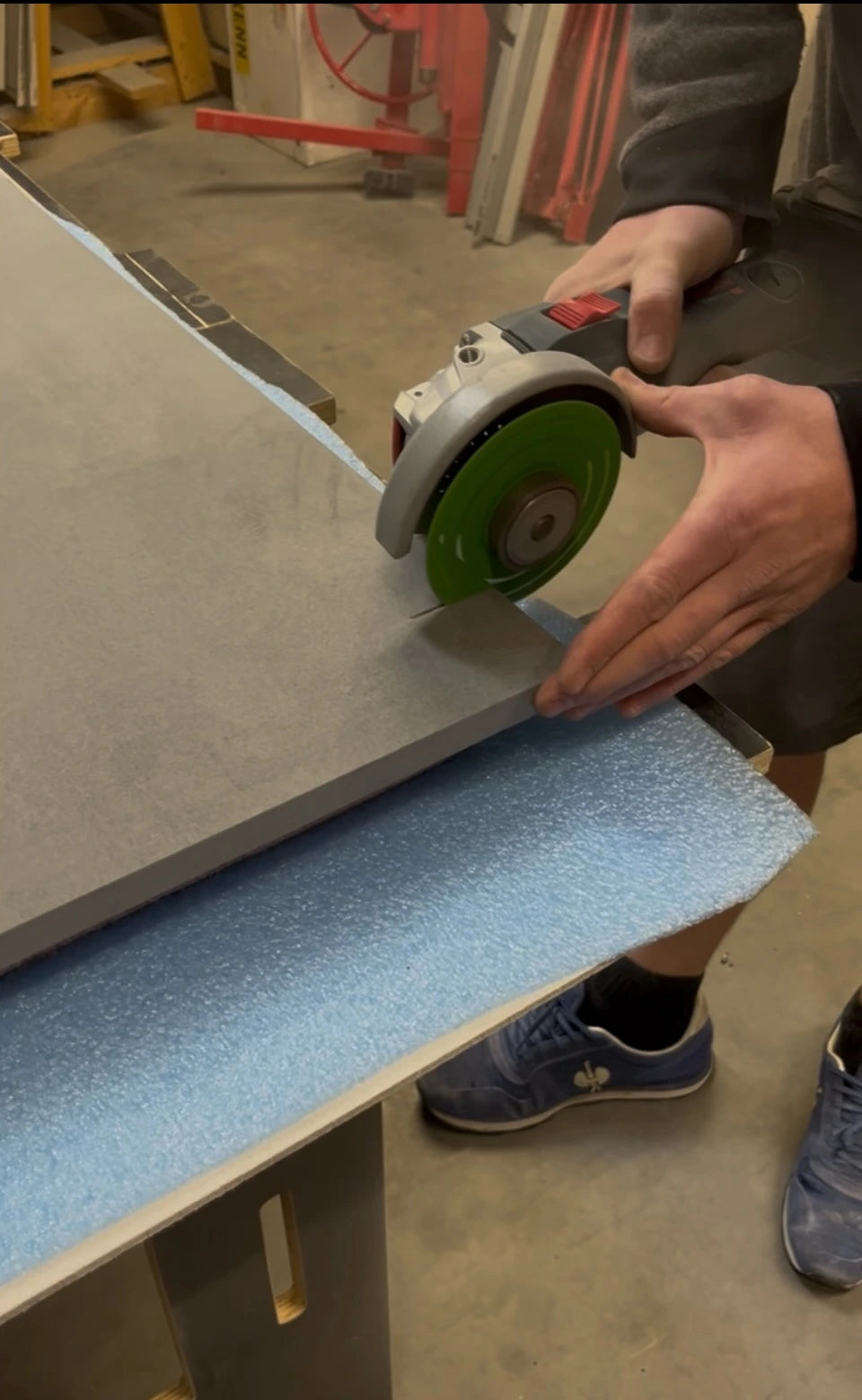 Diamantscheibe GreenCroc beim Schneiden von Terrassenplatten