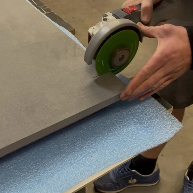 Diamantscheibe GreenCroc beim Schneiden von Terrassenplatten