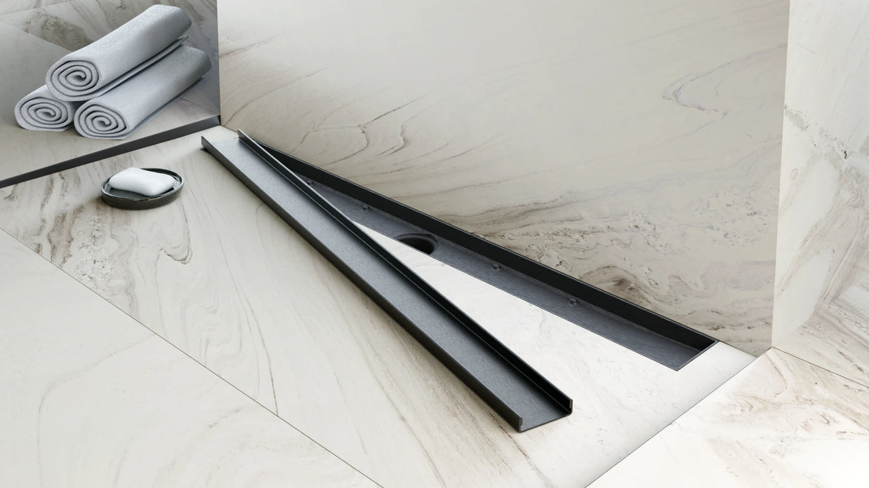 Detailaufnahme der offenen Linienentwässerung der ARTstream Edelstahl-Duschrinne, leicht zu reinigen