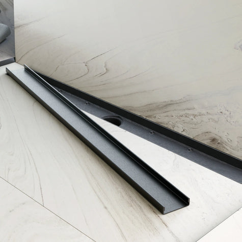 Detailaufnahme der offenen Linienentwässerung der ARTstream Edelstahl-Duschrinne, leicht zu reinigen