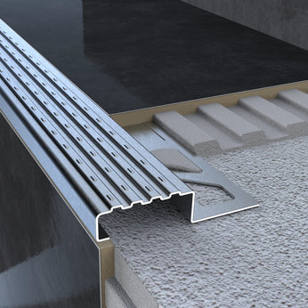 Edelstahl-Treppenprofil installiert auf Treppenstufe – maximale Trittsicherheit