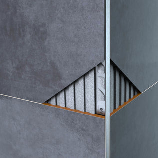 Glänzendes Edelstahl-Winkelprofil als Kantenschutz an gefliester Wandecke