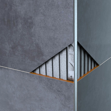 Glänzendes Edelstahl-Winkelprofil als Kantenschutz an gefliester Wandecke